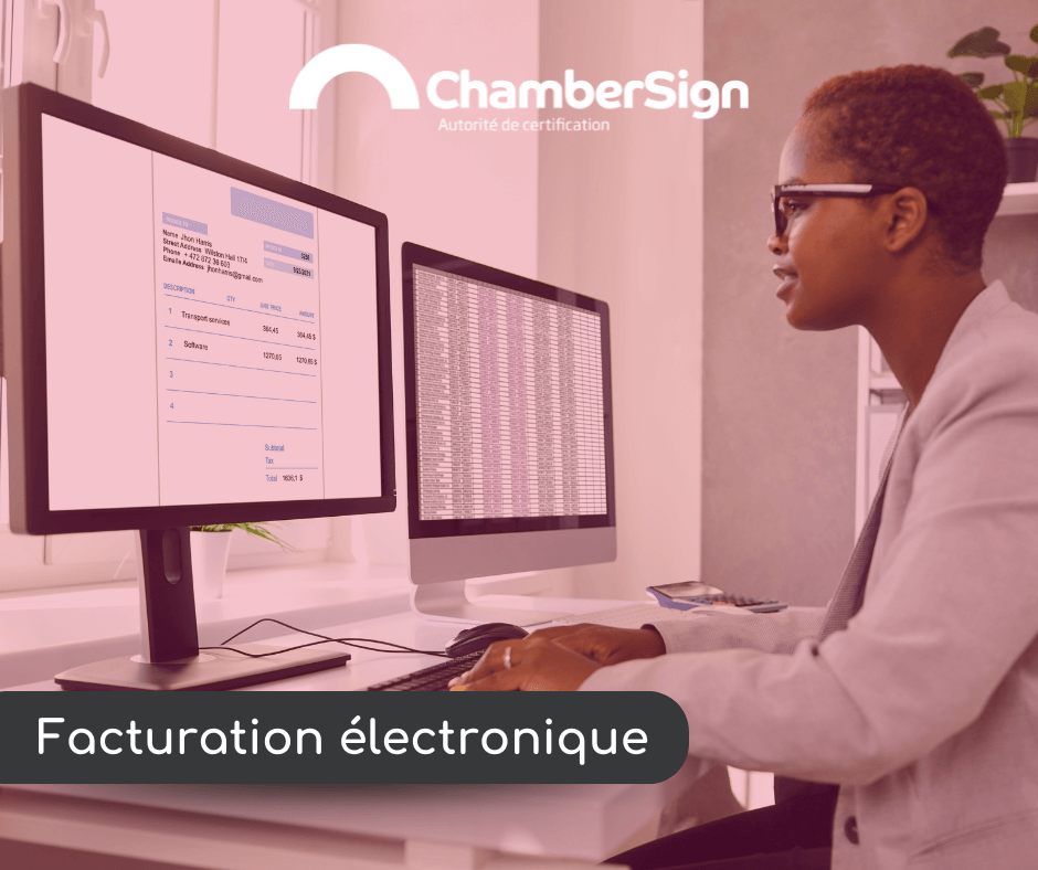 Une employée travaillant sur son pc pour la facturation électronique